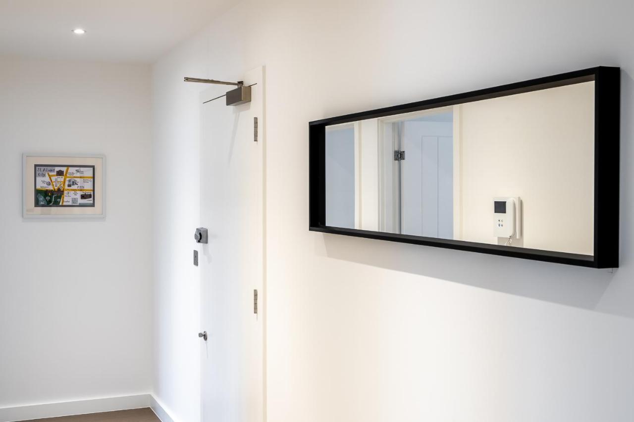 St Albans 2 Bed Luxury City Apartment, 5 Mins Walk To Train & Allocated Parking Экстерьер фото